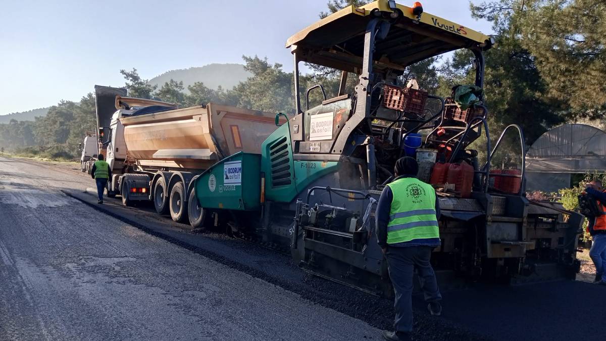 Bodrum’da sıcak asfalt çalışmaları devam ediyor