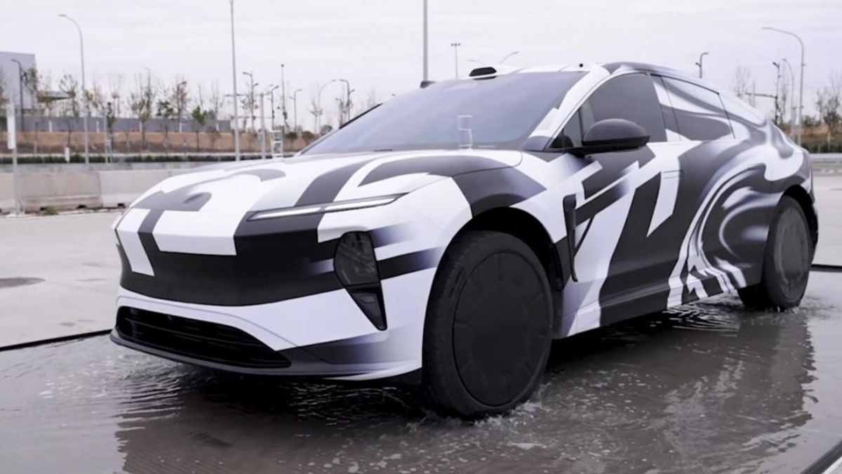 Araba temizleme derdine son! Bu elektrikli otomobil kendi kendini temizliyor: Üzerindeki karları bir çırpıda yok ediyor