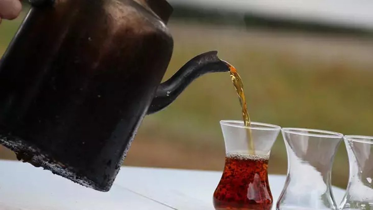 Kararmış çaydanlığı eski haline getirmenin yöntemi! Sadece bir tutam çaydanlığınıza sürün: Pırıl pırıl olacak