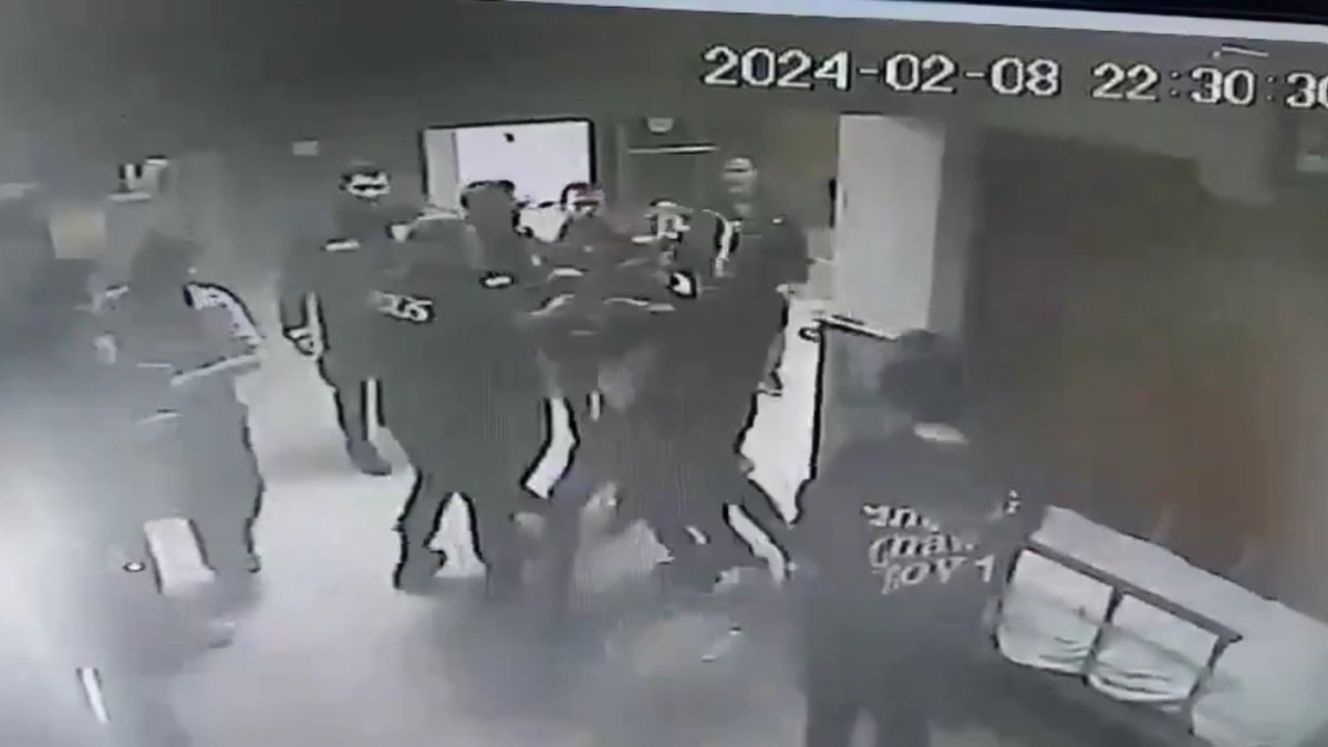 Ağabeyini tedavi eden doktora saldırdı: O anlar kamerada