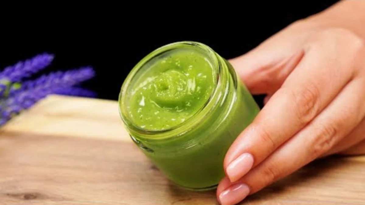 Maydanoz ve nişastayı karıştırın! Sürüp bekleyin