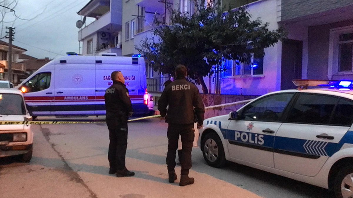 Yatağa bağlı babasının gözü önünde katletti!