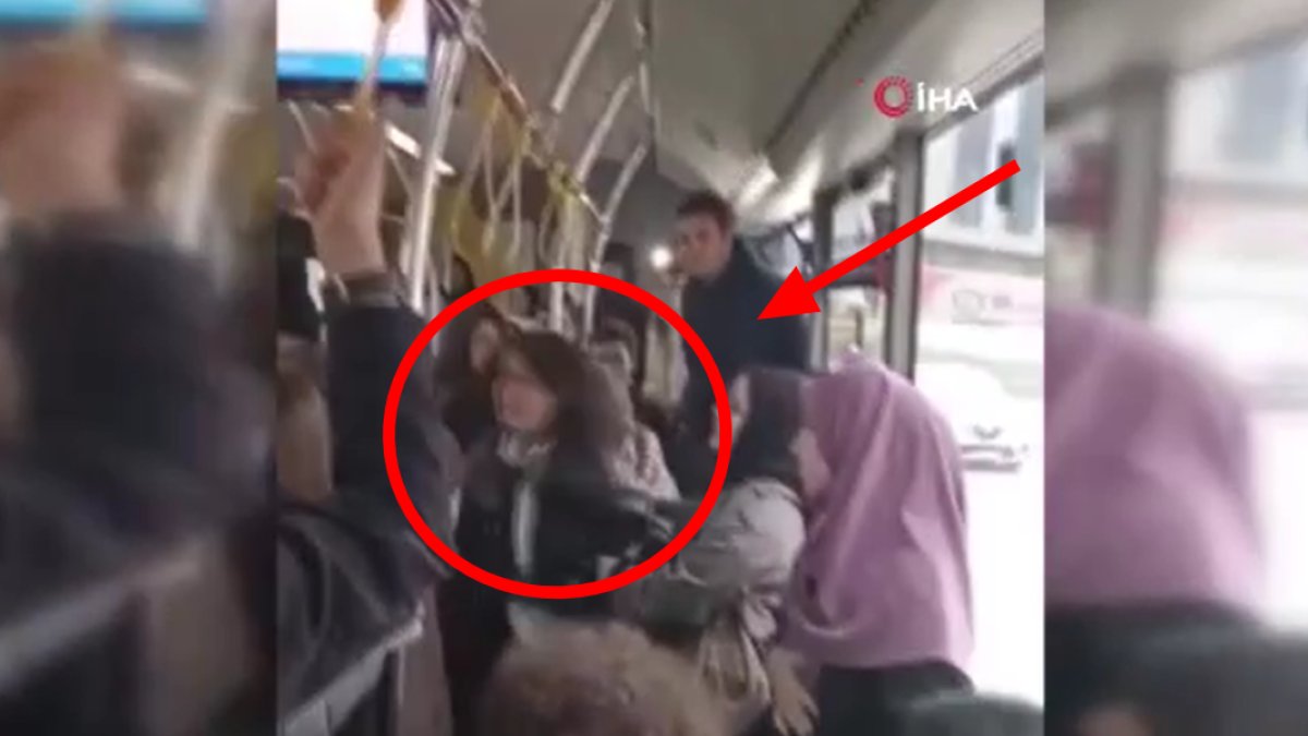 Otobüste birbirlerine girdiler! İki kadının saç başa kavgası kameralarda