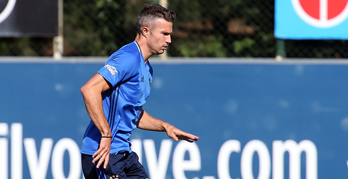 Fenerbahçe'de Robin van Persie krizi dinmek bilmiyor!