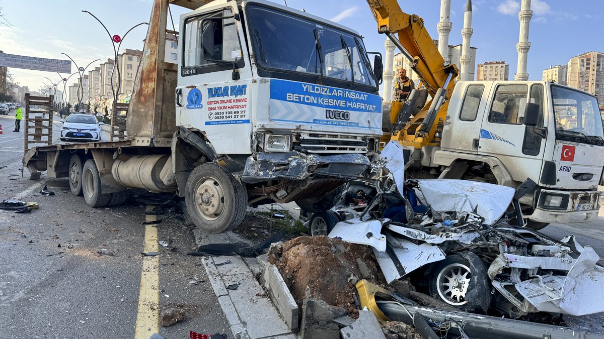 Freni patlayan çekici dehşet saçtı! Kırmızı ışıkta bekleyen 6 aracı biçti: 2'si ağır 6 yaralı