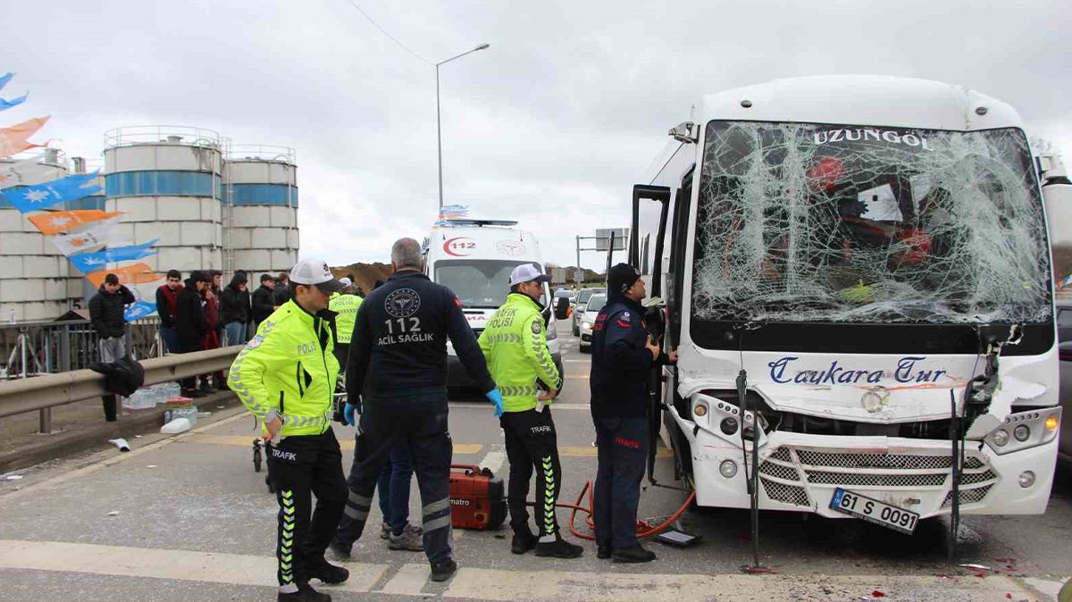 Taraftarları taşıyan midibüs kaza yaptı: Çok sayıda yaralı var!