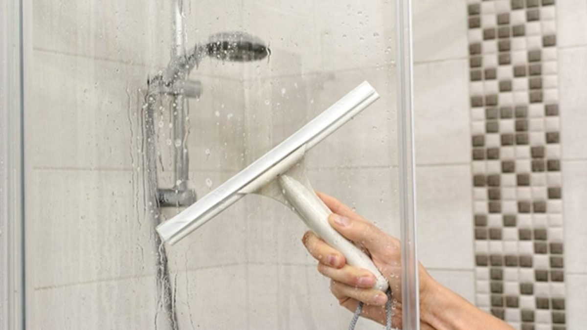 Duşakabindeki inatçı su lekelerine çözüm! Kireç lekelerini söküp atacak