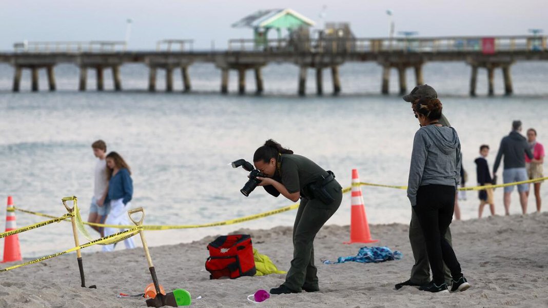 Plajda kazdığı çukurun çökmesi sonucu çocuk öldü