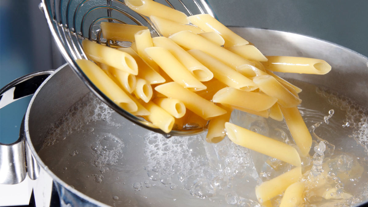 Restoranlardaki makarnalar neden daha lezzetli ortaya çıktı! Meğer böyle yapıyorlarmış: Yıllarca haşlayarak tadını bozmuşuz