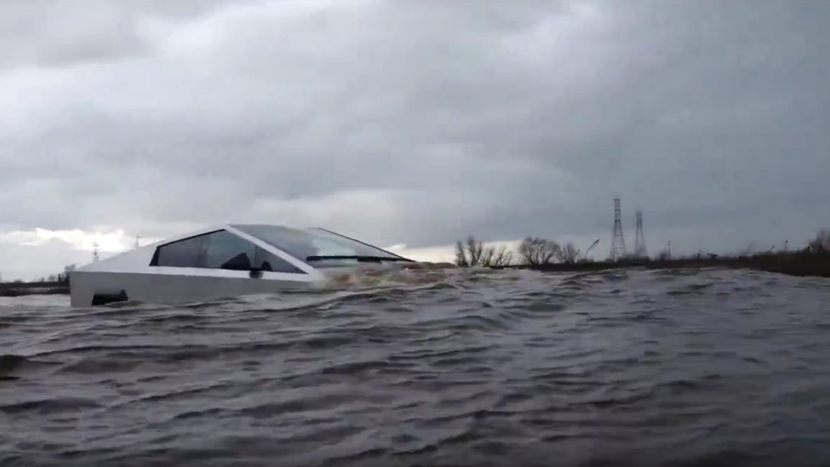 Tesla Cybertruck suları fethetti: Cybertruck suda yürüdü görenler gözlerine inanamadı: Bu araba her şeyi yapıyor