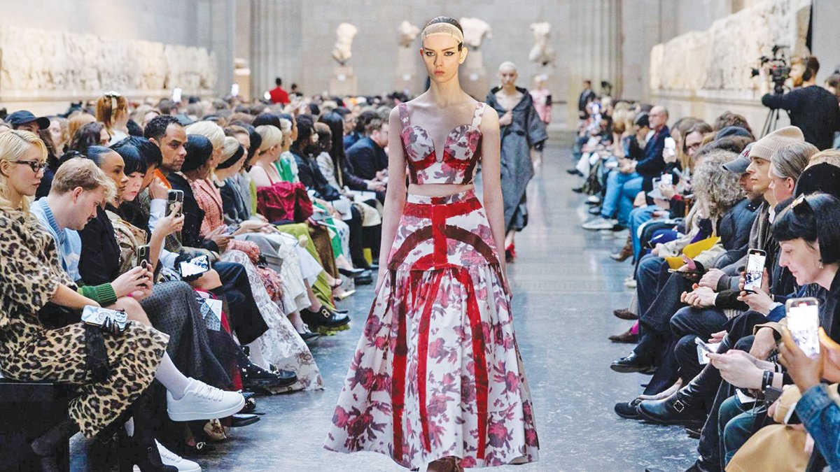 Parthenon’u geri vermeyen British Museum Yunanistan’ı kızdırdı: Komşunun heykelleri defileye fon oldu