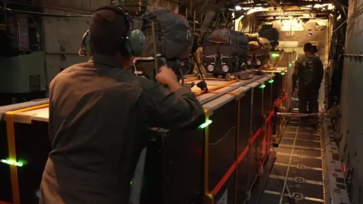 İsrail saldırısı sonrası Gazze'de bir ilk: Havadan insani yardım indirildi