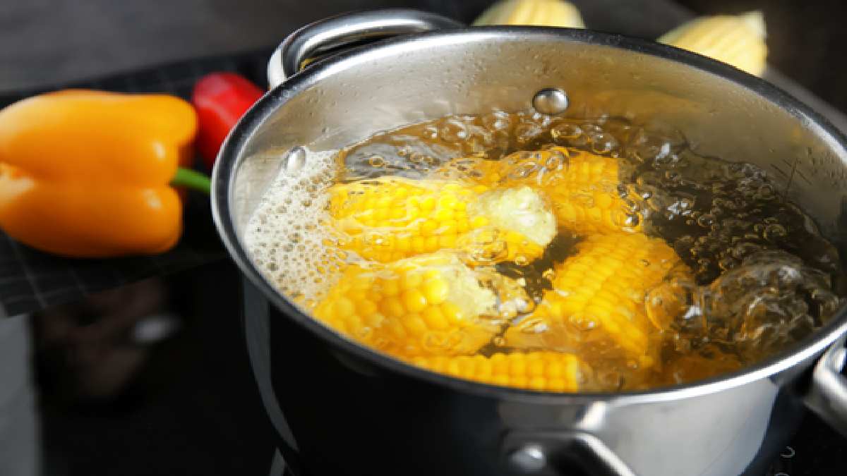 Mısır haşladığınızda sakın bu hatayı yapmayın! Döktüğünüz o su şifa bombası çıktı! İçince bakın neler oluyor?