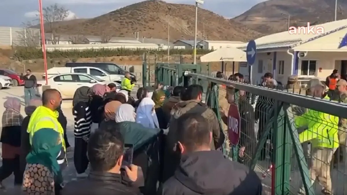 İliç’te toprak altındaki madencilerin yakınları aramaların durmasına tepkili: Sadece kardeşimizi istiyoruz