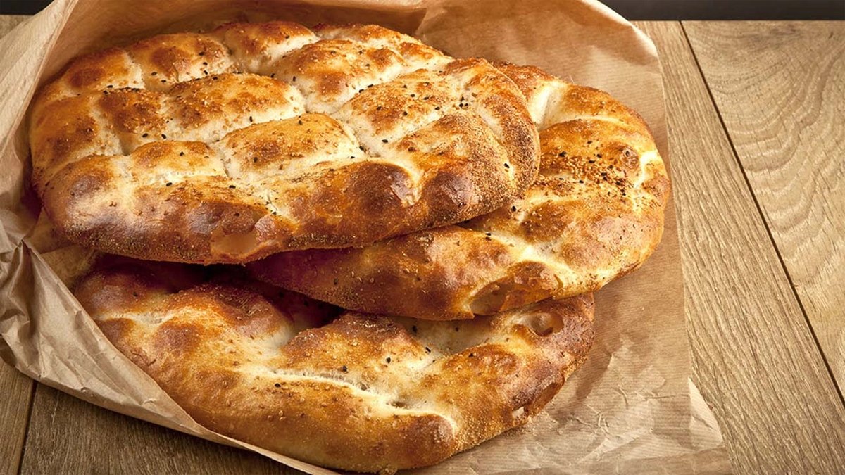 Ramazan pidesi kuyruğunda beklemenize gerek yok! Nefis Ramazan pidesi tarifi... Bu tarifle fırıncılara taş çıkaracaksınız...