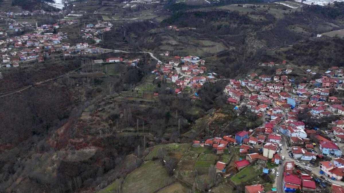 Tokat’ta heyelanlar köyü ikiye böldü