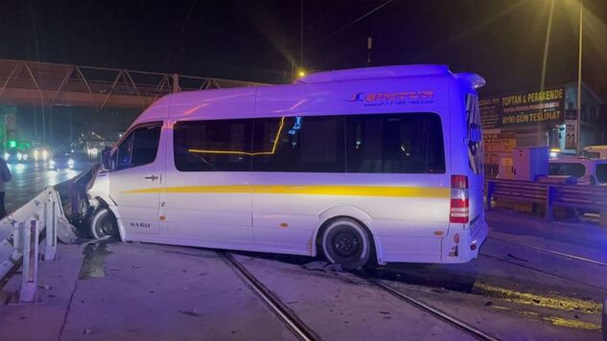 Cipe çarpan servis minibüsü tramvay hattına girdi: Yaralılar var