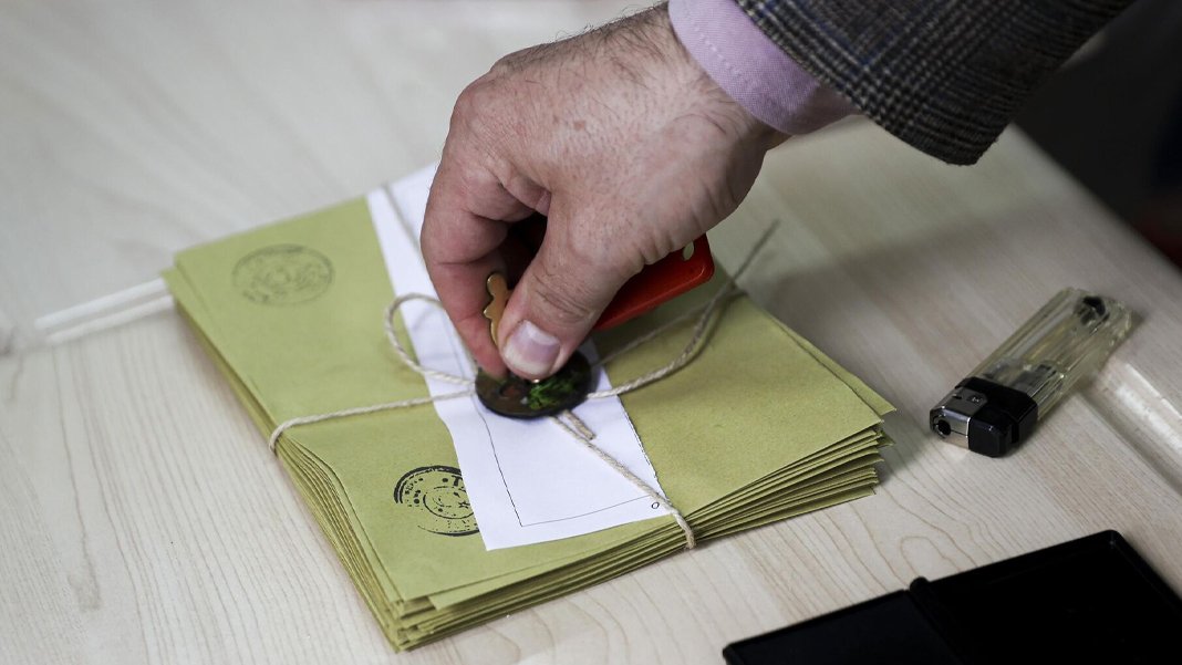 Seçim takvimi işliyor: Listeler askıda