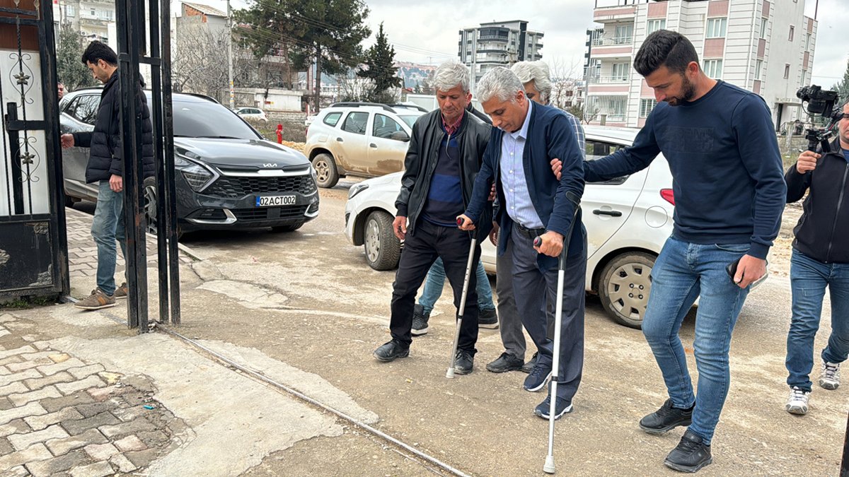 Depremde iki bacağını kaybeden okul müdürü görevine döndü