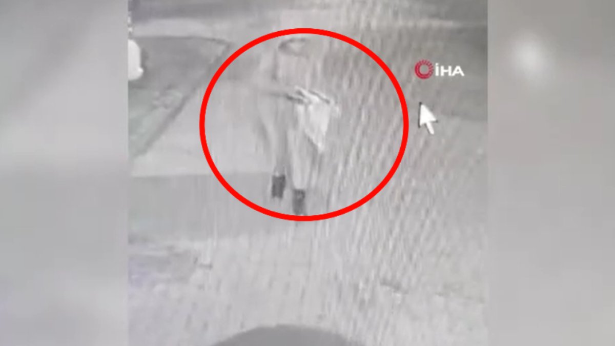 Hırsızın böyle pişkini görülmedi! Her ayakkabıyı değil, beğendiklerini çalıyor: O anlar kamerada