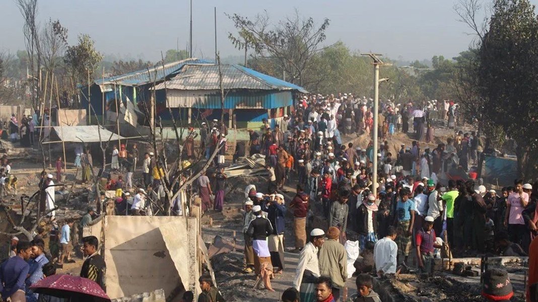 Mülteci kampında yangın: Çok sayıda mülteci yaralandı