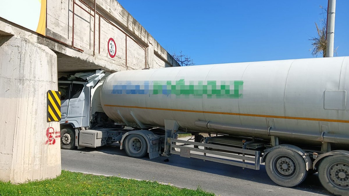 Mersin'de korku dolu anlar: Doğal gaz tankeri sulama kanalının altında sıkıştı