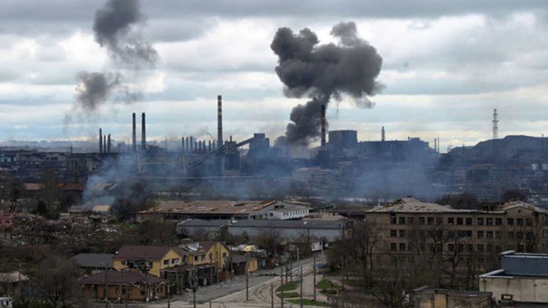 Ukrayna savaşın yıl dönümünde Rus çelik tesisini vurdu