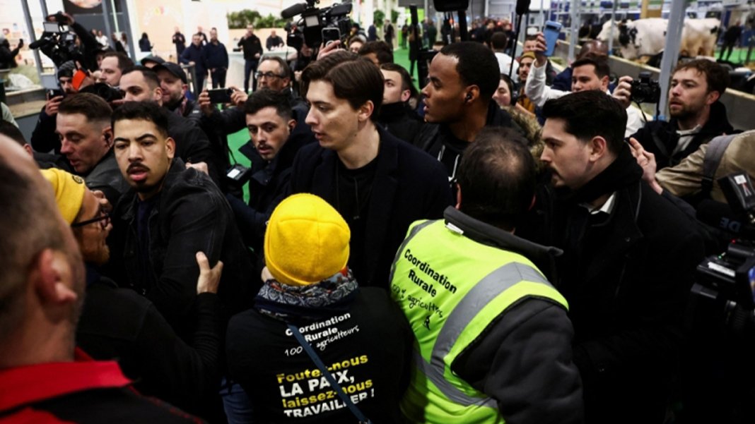 Fransız çiftçiler Paris'teki tarım fuarını bastı