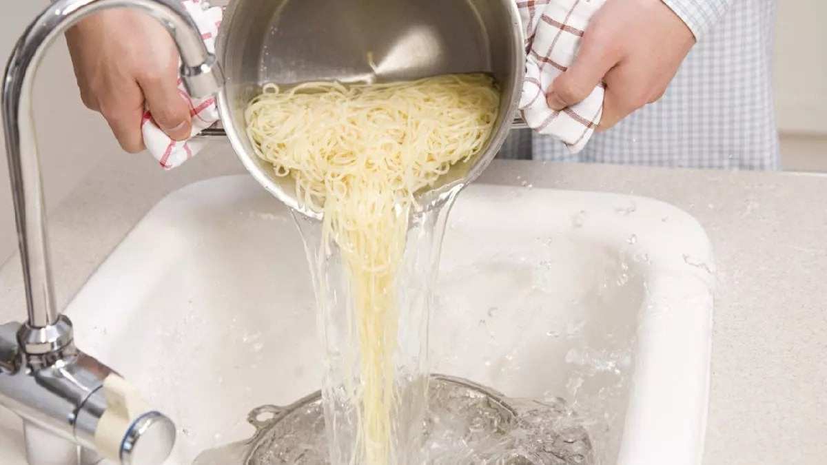 En doğrusunu ben bilirim diyen de yanıldı! Yılların yanlış bilgisi doğruyu buldu! Makarnayı böyle süzün