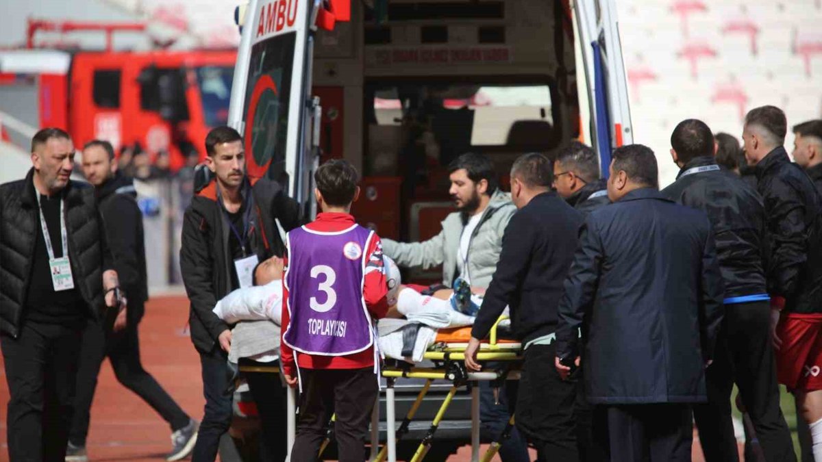 Sivasspor-Pendikspor maçında korkutan olay: Bartuğ Elmaz hastaneye kaldırıldı