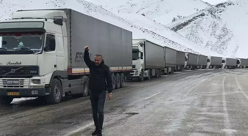 Kuyruk 15 kilometreye ulaştı: Yiyeceğimiz, içeceğimiz tükendi...
