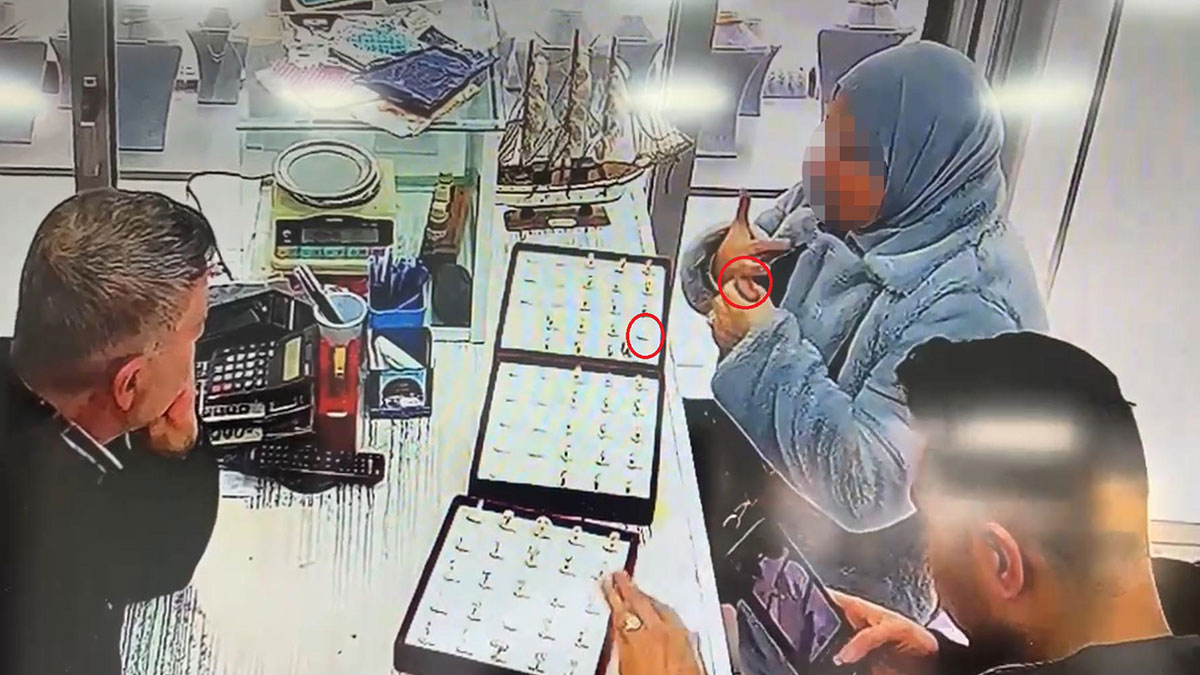 Pahalı yüzüğü alamayınca el çabukluğuyla böyle çaldı! Hırsızlık anı saniye saniye kamerada