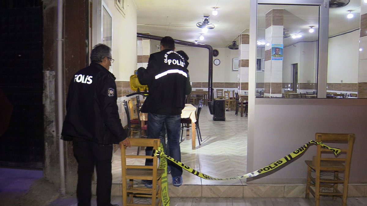 Adana'da kahvehaneye 'maskeli' baskın: Yaralılar var