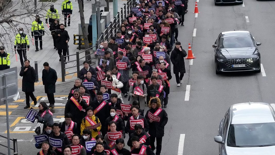 Güney Kore'deki protestocu doktorlara hükümetten teklif