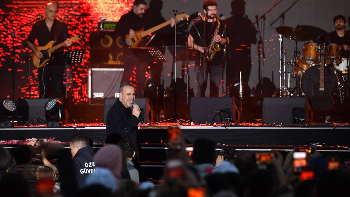 Narlıdere Metrosu'nda Haluk Levent coşkusu