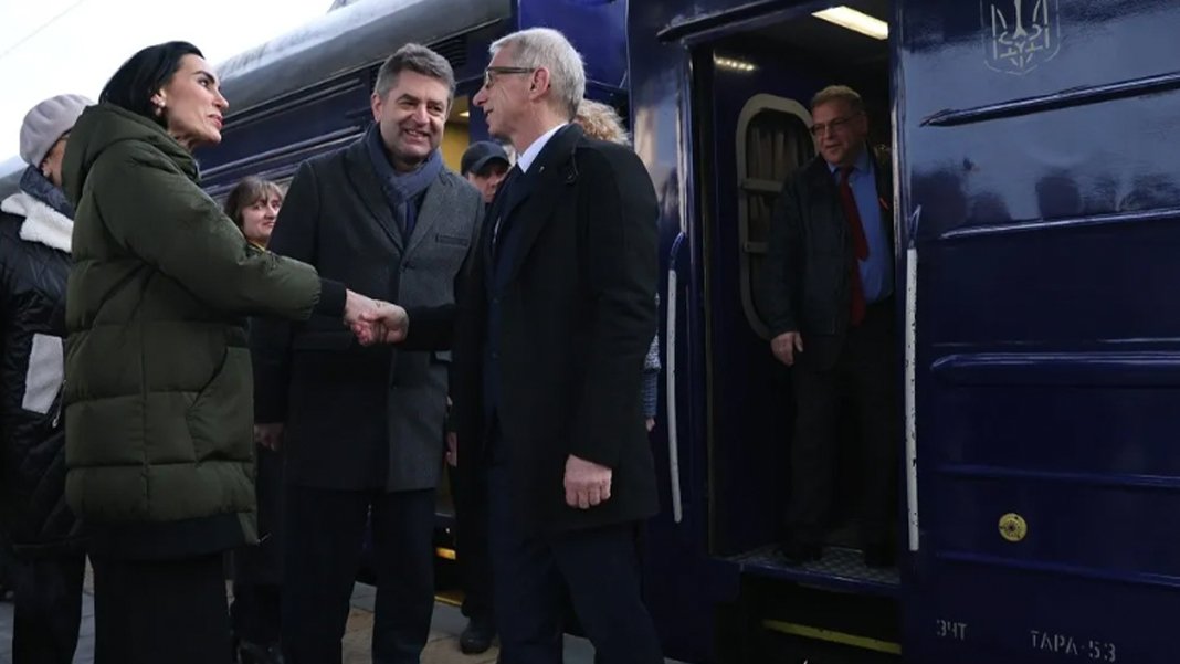 Bulgaristan Başbakanı Denkov Kiev'e gitti