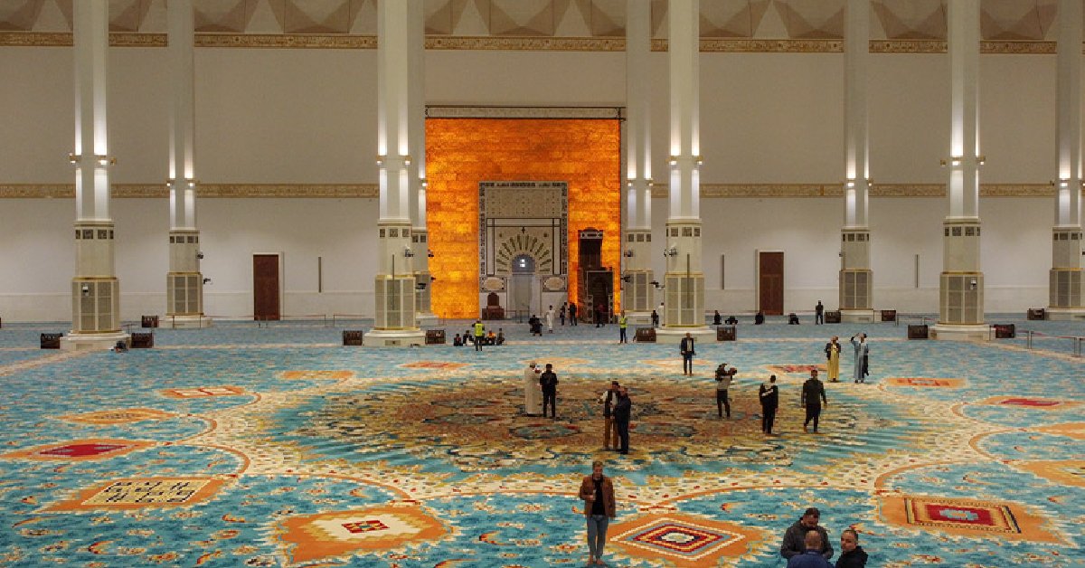 Afrika'nın en büyük camisi yıllar sonra ibadete açıldı