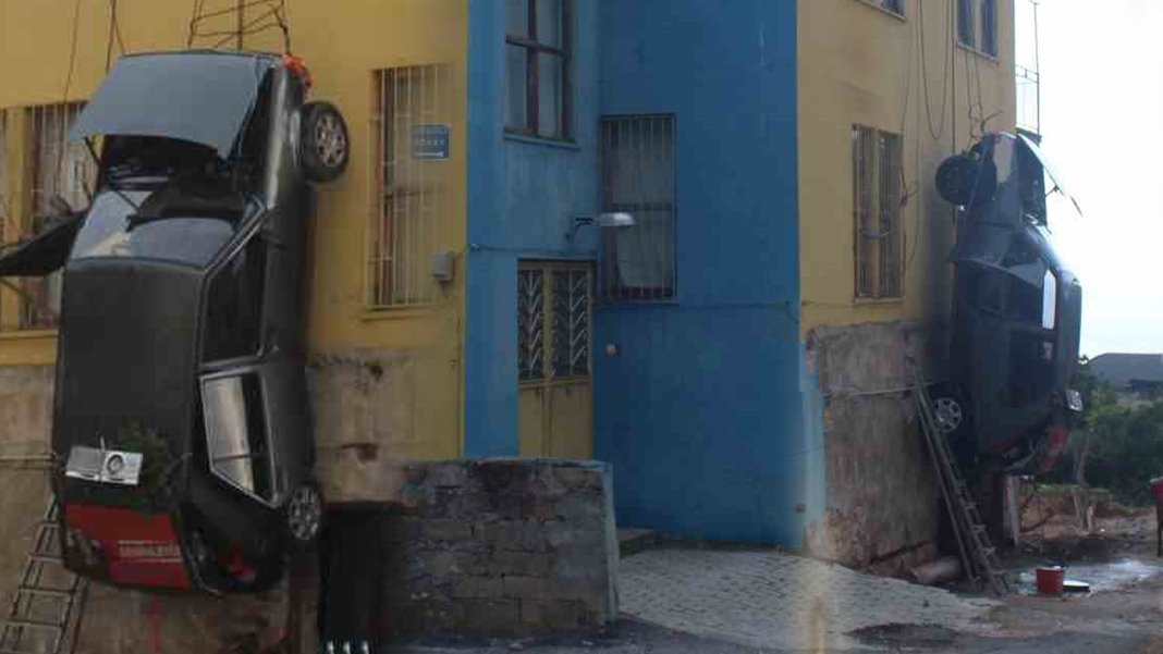 Akılalmaz olay! 1 tonluk otomobilini duvara astı, sebebi daha da şaşırttı