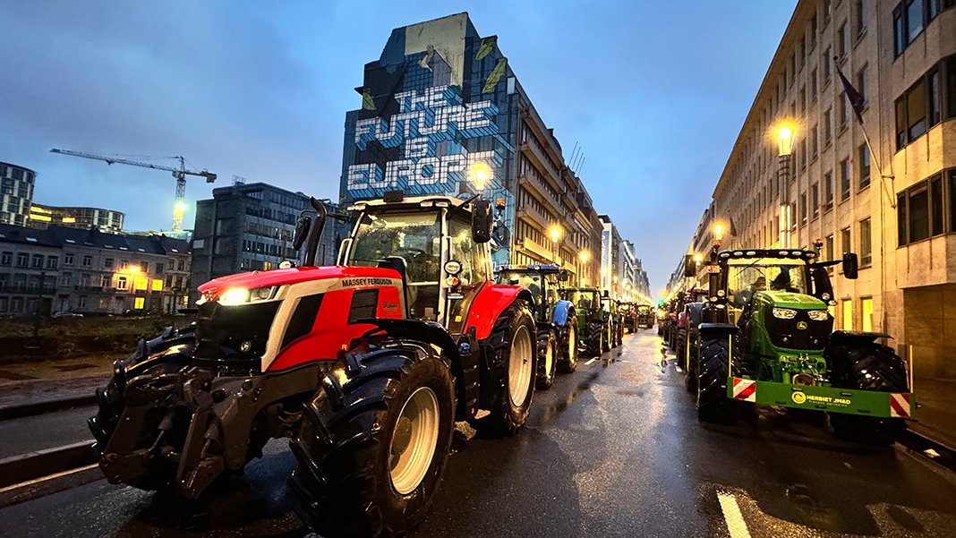 Protestocu çiftçiler Brüksel'i traktörlerle doldurdu