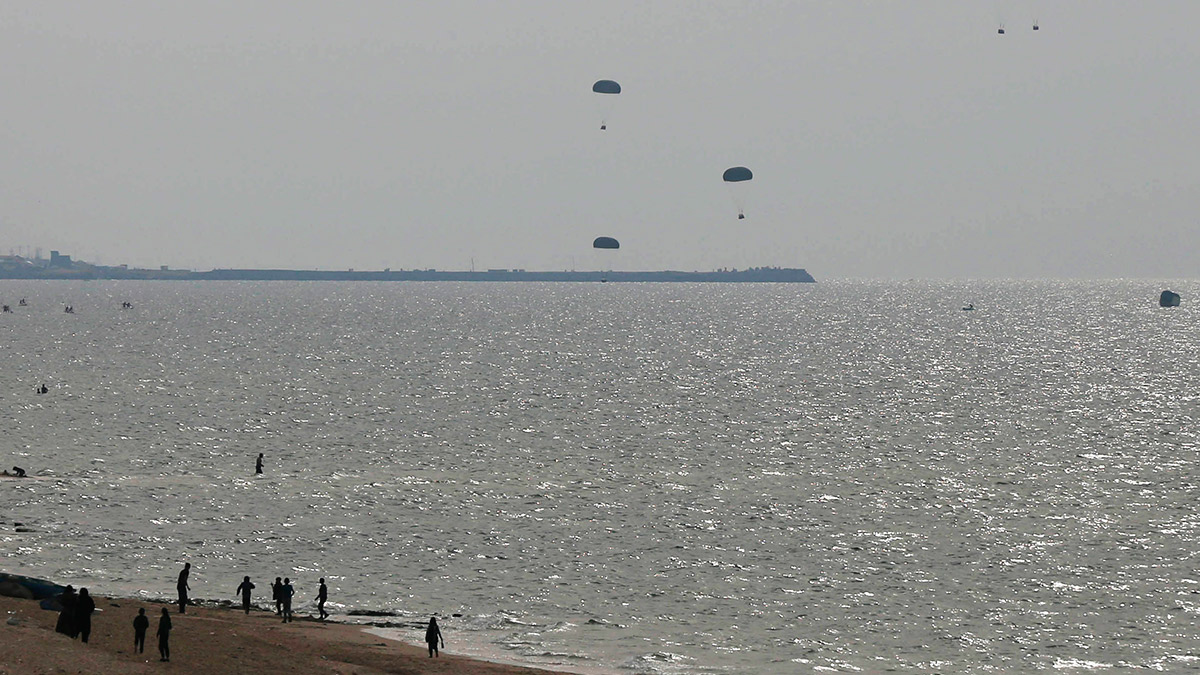 Gazze açlık ve kıtlıkla mücadele ediyor! Havadan atılan yardım malzemeleri denize düştü