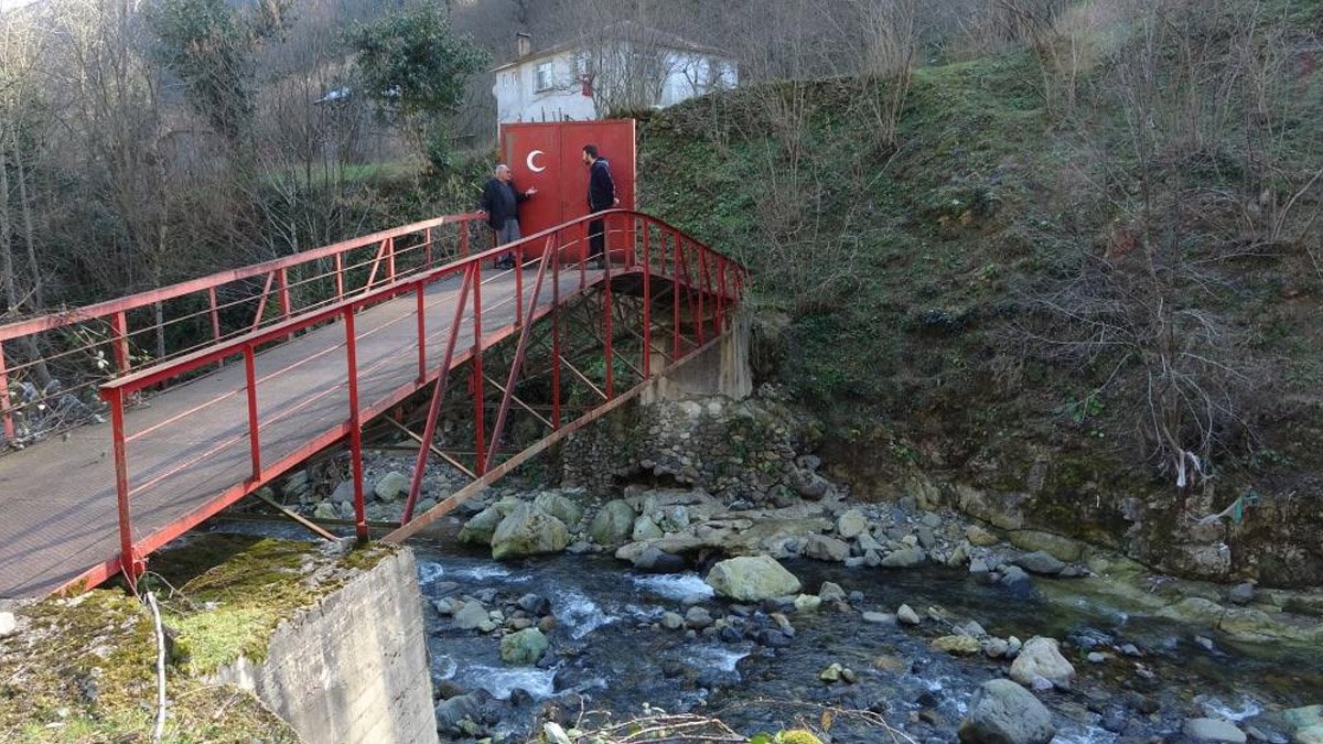 Böyle Karadeniz inadı görülmedi! Yaptırdığı köprüye kapı koyup kilit vurdu...Vefat ederken de çocuklarına tembihlemiş