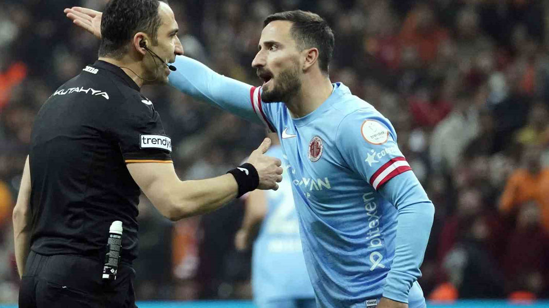 Ahmet Çakar, Galatasaray-Antalyaspor maçının ardından konuştu: ''Türk hakemliğinin iflası''