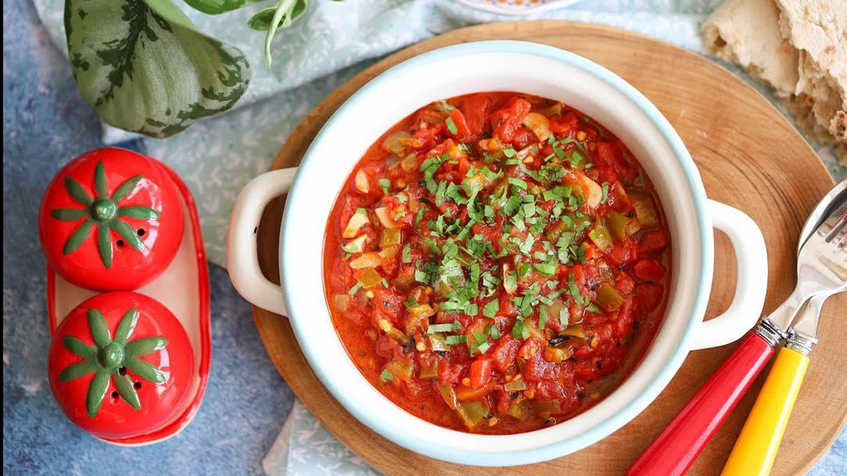 Domatesi dilimleyip üzerine kekik serpin, sonra çevire çevire pişirin! Bu  kahvaltılık tarifi parmakları bile yediriyor