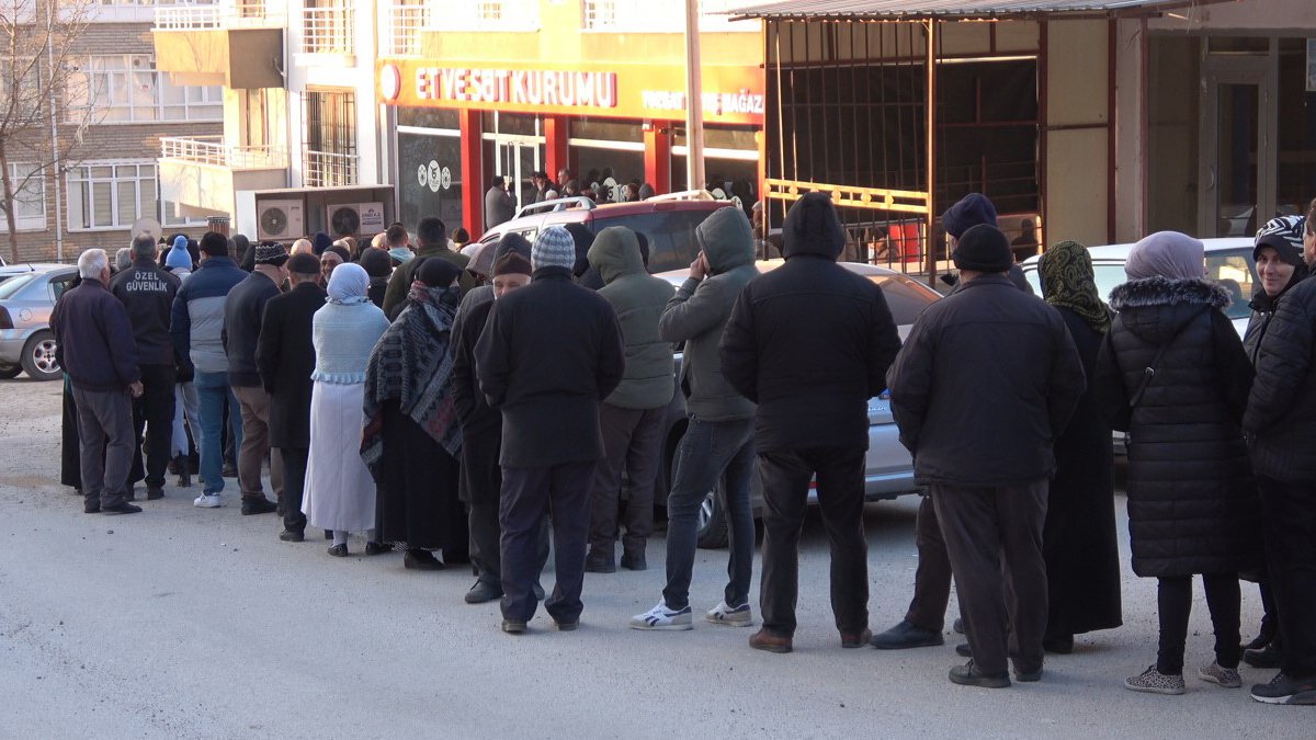 'Ucuz et' kuyruğu Ramazan öncesi uzadıkça uzadı