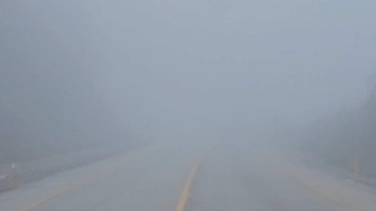 O yolda göz gözü görmüyor! Özellikle sürücüler dikkat! Görüş mesafesi 20 metreye kadar düştü
