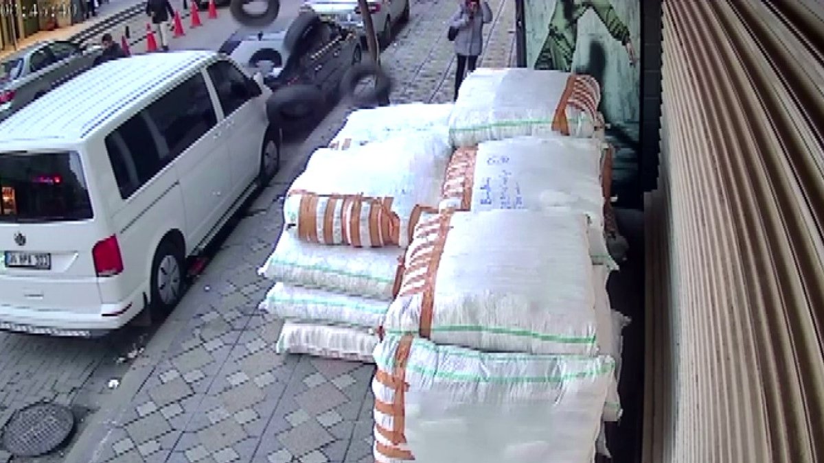 Kaldırımda yürürken üzerine lastik yağdı: O anlar kamerada