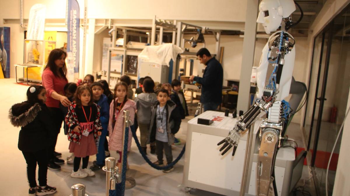 Kreşli Minikler Makina Hangar’da kendi robotlarını tasarladı