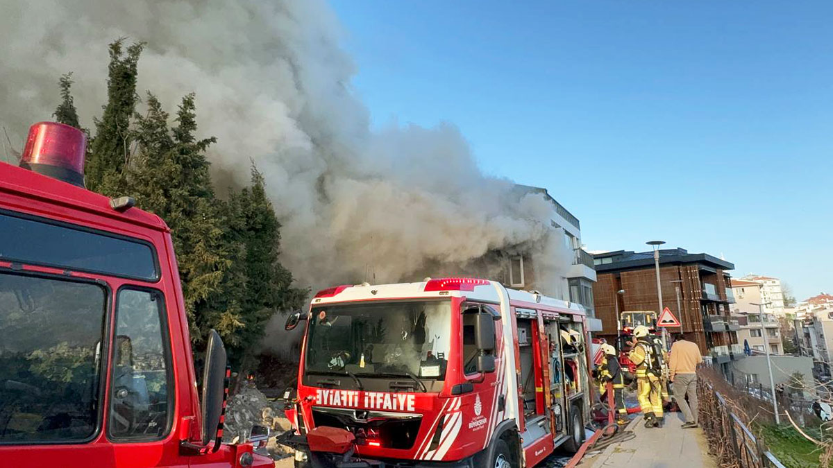 Beyoğlu'nda ahşap binada yangın