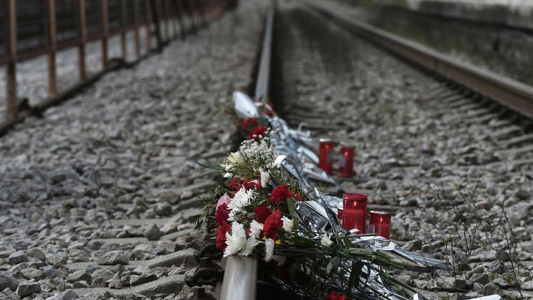 Yunanistan'da tren kazasının yıl dönümünde grev kararı