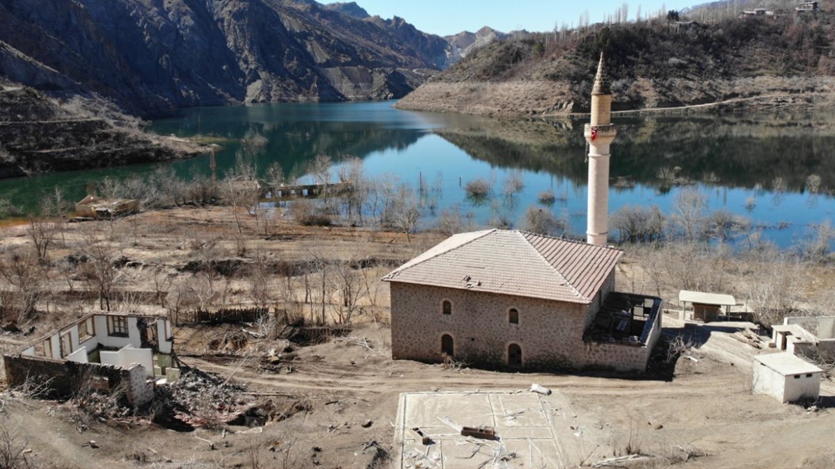 Baraj kurudu, sular altında kalan köy göründü! Su çekildikçe köy açığa çıktı: Halk akın etti
